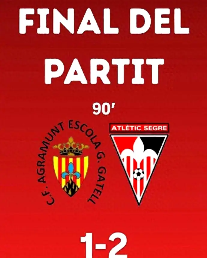 侧耳倾听着, 面对门将 侧耳倾听着, 面对门将